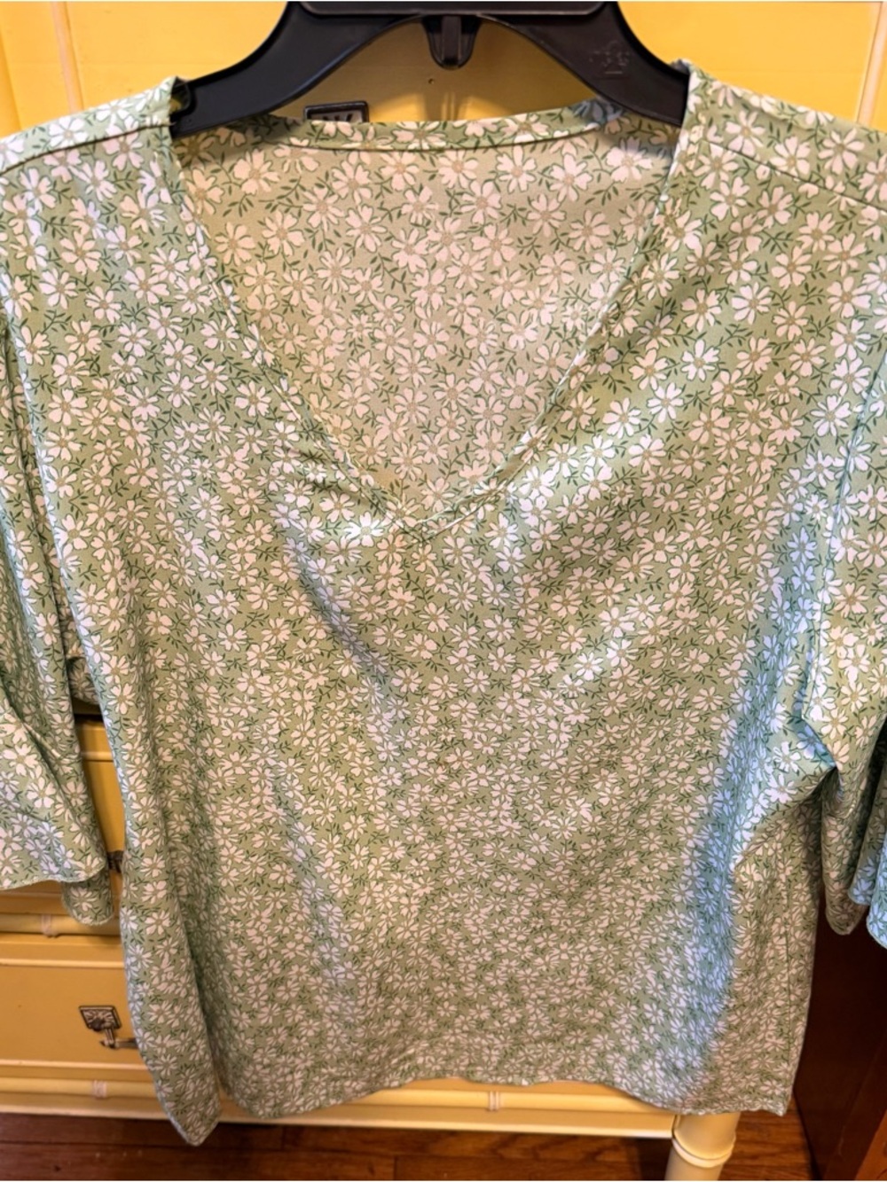 Women’s Floral V-Neck Top in Light Green